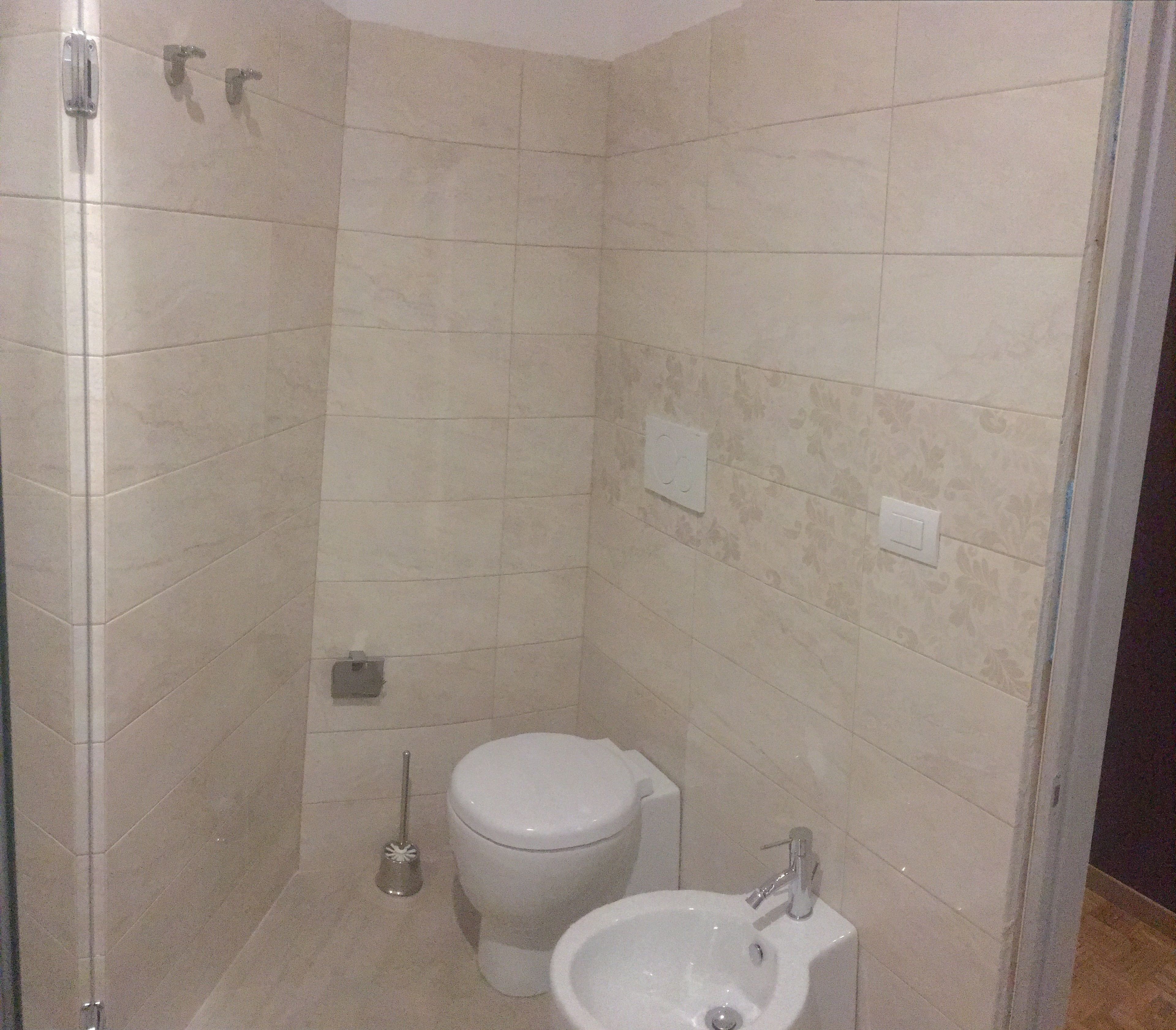 Une petite salle de bain comprenant des toilettes, un bidet et un lavabo.