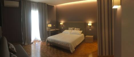 Bureau, rideaux occultants, chambres insonorisées