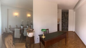 A dining area with a wooden table, chairs, and a decorative plant centerpiece. - Robin Rooms (Montegranaro)