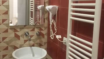 Habitación individual estándar, 1 cama individual grande, no fumadores | Baño | Ducha, secador de pelo, bidé y toallas