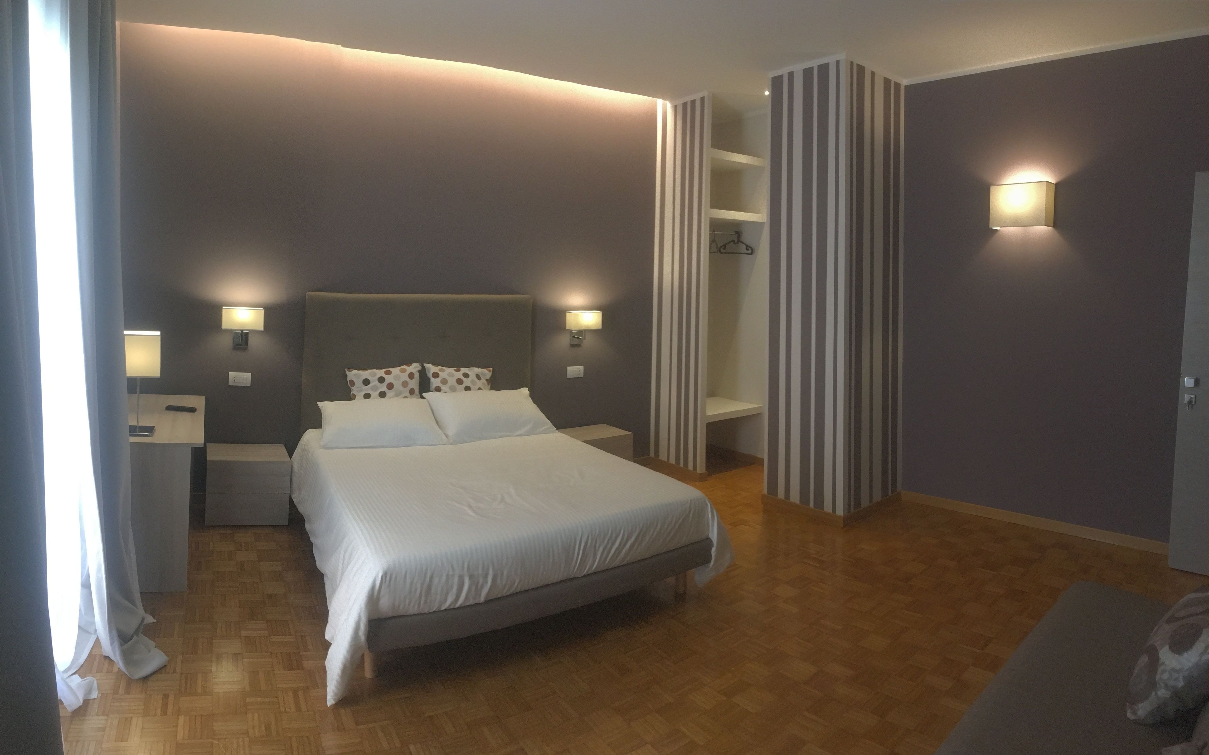 Escritorio, cortinas blackout y sistema de insonorización 