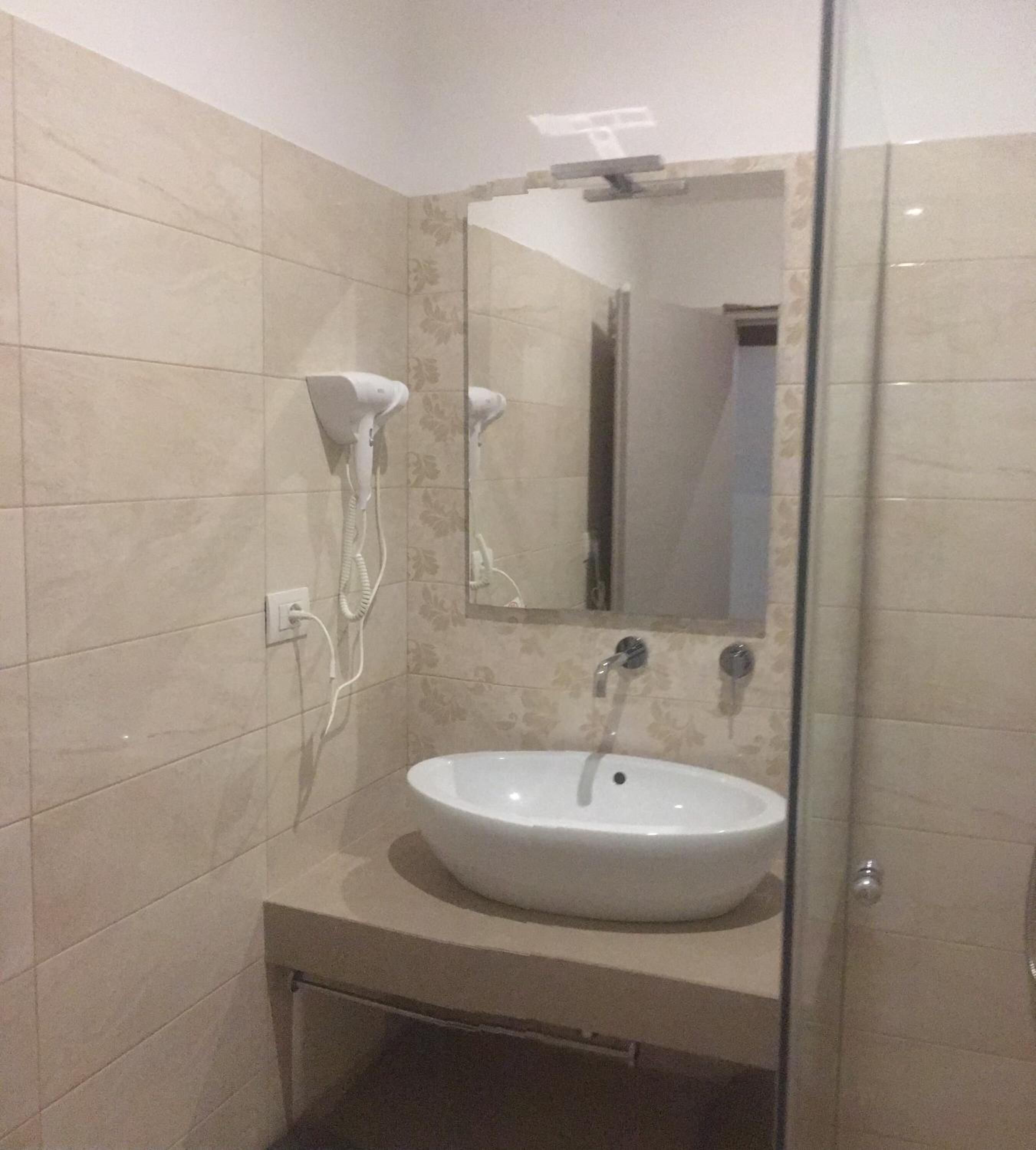 Ducha, secador de pelo, bidet, toallas