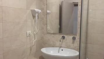 Ducha, secador de pelo, bidet, toallas