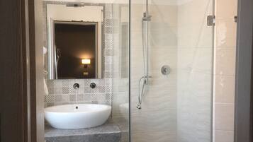 Deluxe Double Room, Non Smoking | Bathroom | Shower, hair dryer, bidet, towels