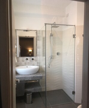 Deluxe Double Room, Non Smoking | Bathroom | Shower, hair dryer, bidet, towels - Robin Rooms (Montegranaro)