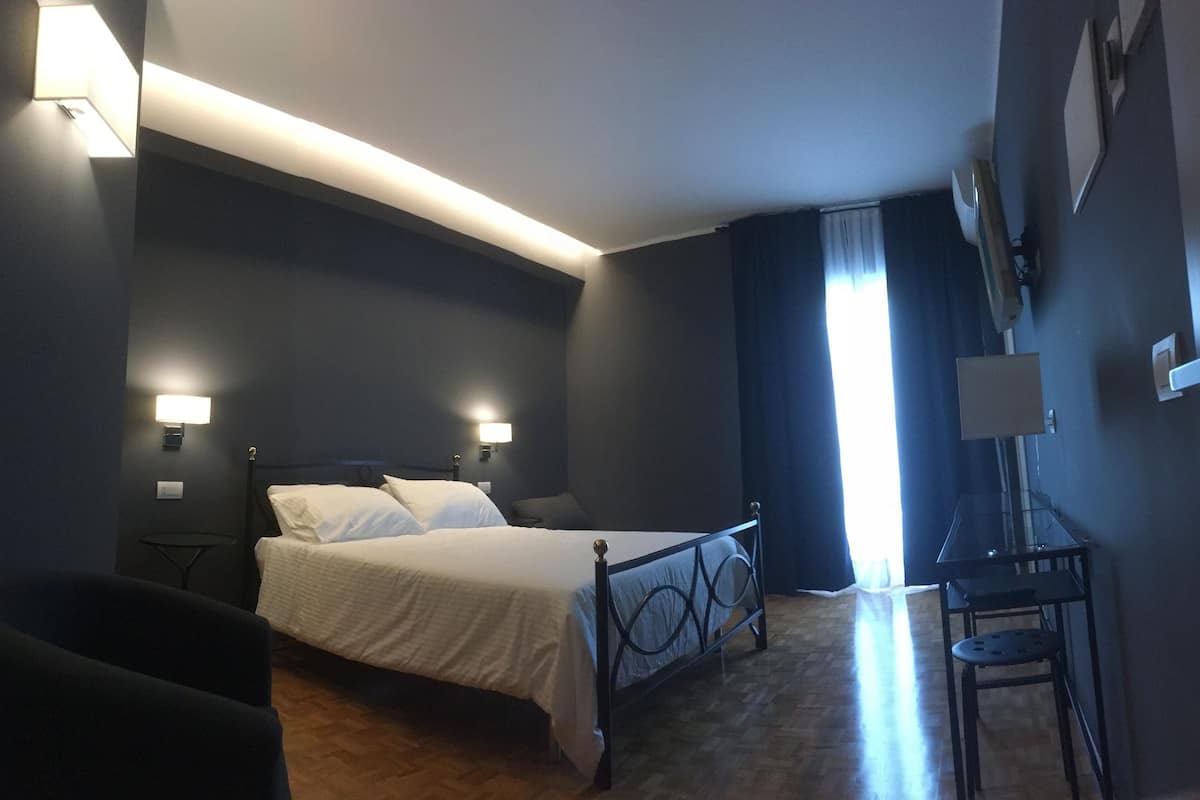 Habitación doble Deluxe, para no fumadores | Escritorio, cortinas blackout, insonorización y camas extra