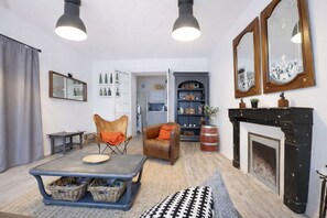 Télévision, cheminée, lecteur de DVD