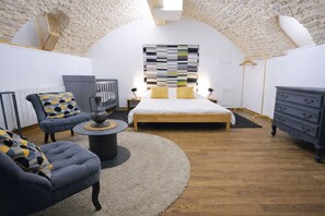 1 chambre, bureau, fer et planche à repasser, accès Internet