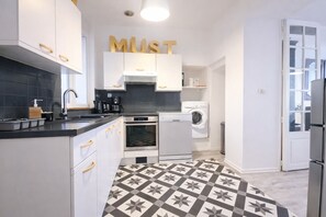 Réfrigérateur, micro-ondes, four, plaque de cuisson