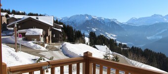 Apartment with private pool at the foot of the slopes with garage - ski school at 300m