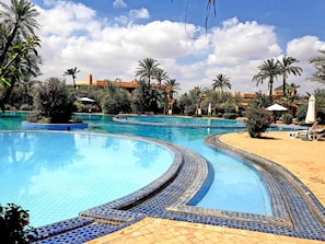 2 piscinas al aire libre
