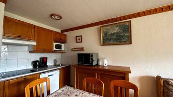 Fridge, microwave, dishwasher, coffee/tea maker