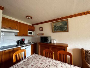 Fridge, microwave, dishwasher, coffee/tea maker