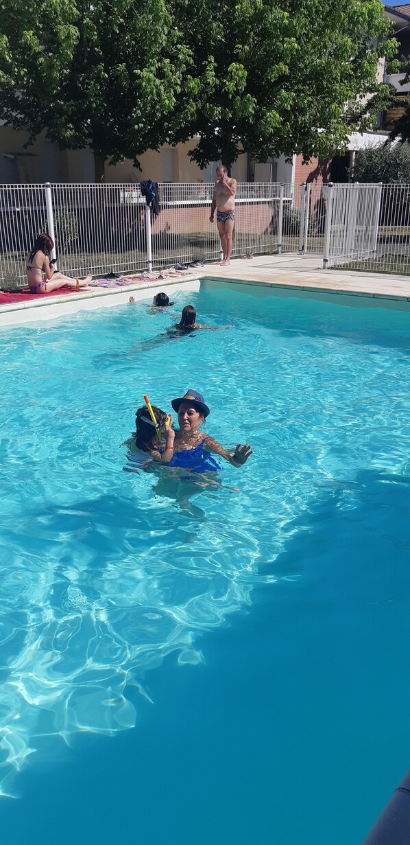 Una piscina al aire libre