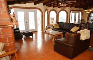 Een smart-tv en een open haard