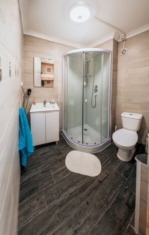 Shower, rainfall showerhead, free toiletries, hair dryer