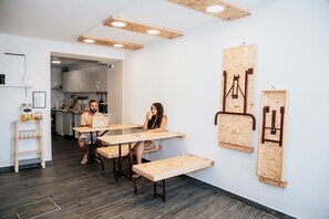 A modern kitchen with built-in cabinets and a wooden countertop. - Deck Lodge - Hostel (Peniche)