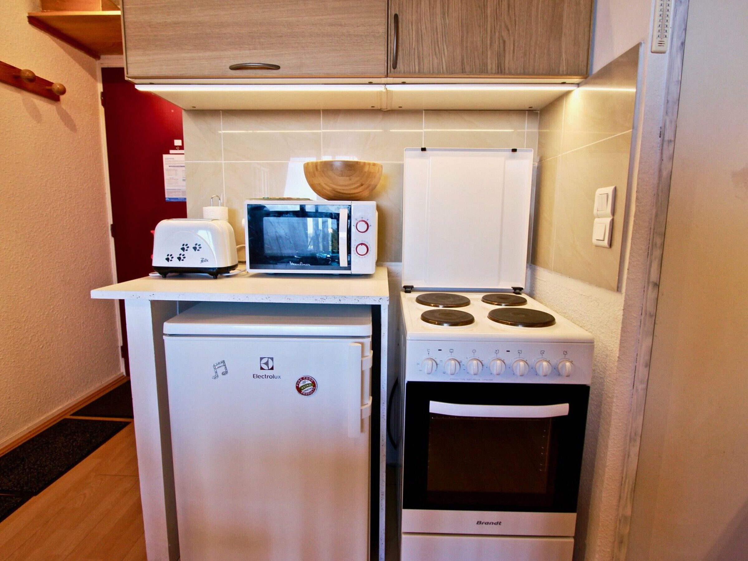 Refrigerador, microondas, horno y parrilla de estufa 