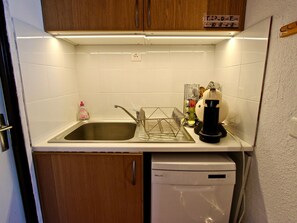 Fridge, microwave, oven, stovetop - Equipped studio cabin at the foot of the slopes, Southwest (Chamrousse)