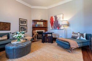 Smart TV, chimenea y libros 