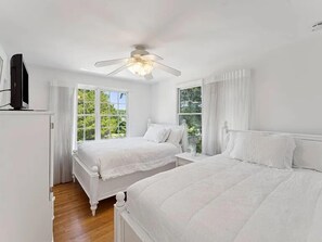 4 bedrooms, iron/ironing board, WiFi, bed sheets