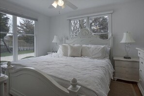 4 bedrooms, iron/ironing board, WiFi, bed sheets - Book your vacation at our EH retreat on the water!  (East Hampton)