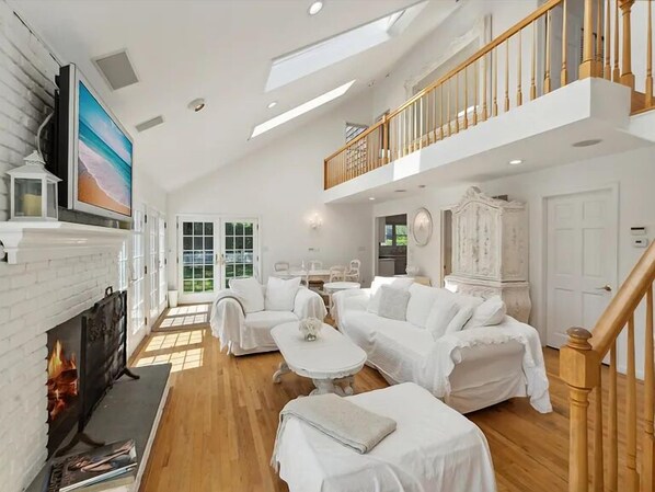 TV, fireplace, DVD player, books