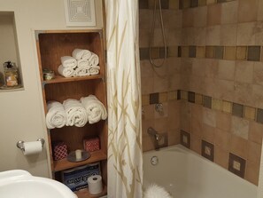 Combined shower/tub, hair dryer, towels, soap - PETFRIENDLY,  ROMANTIC , STUDIO WITH INCREDIBLE LAKEVIEW, PRIVATE - CLOSE TO ALL (Lake Arrowhead)