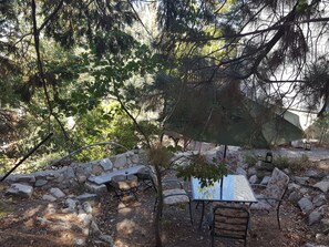 Outdoor dining - PETFRIENDLY,  ROMANTIC , STUDIO WITH INCREDIBLE LAKEVIEW, PRIVATE - CLOSE TO ALL (Lake Arrowhead)