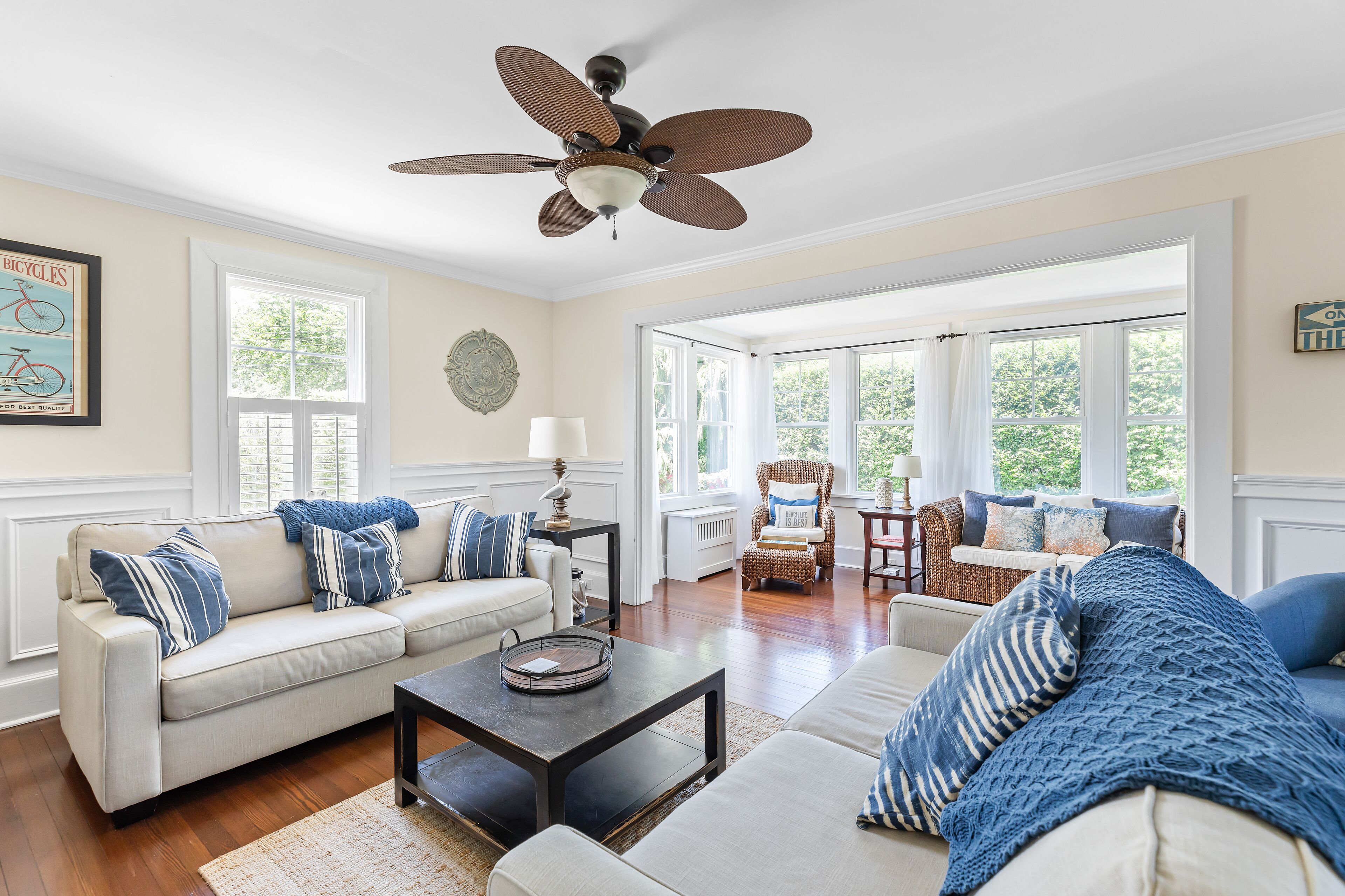 Smart-tv, een dvd-speler, een tafeltennistafel en boeken