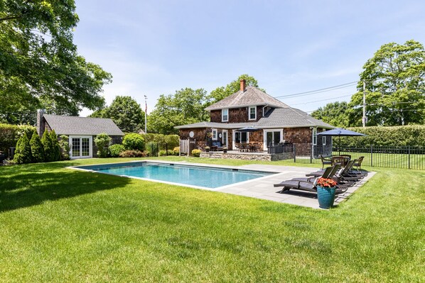 Alberca al aire libre y alberca climatizada