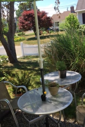 Outdoor dining - adorable ranch in beach community (Old Saybrook)