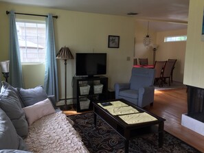 TV, DVD player, video library - adorable ranch in beach community (Old Saybrook)