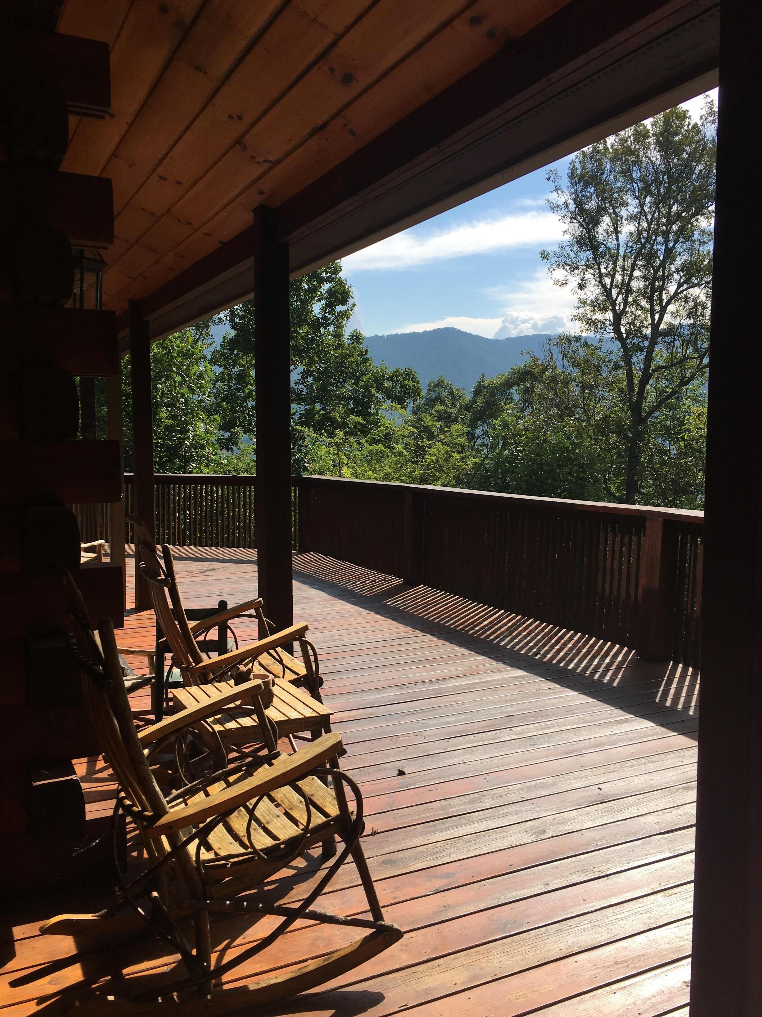 Spectacular 4 bed 4 bath Log Home up Bench Mountain in the Smoky Mountains