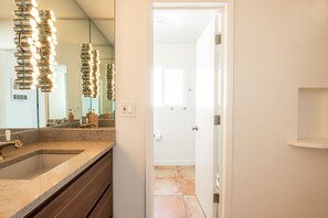Douche, séchoir à cheveux, serviettes fournies, savon
