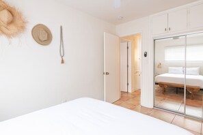 2 عدّة غرف نوم ومكواة/لوح كي وواي فاي وملاءات أسرّة