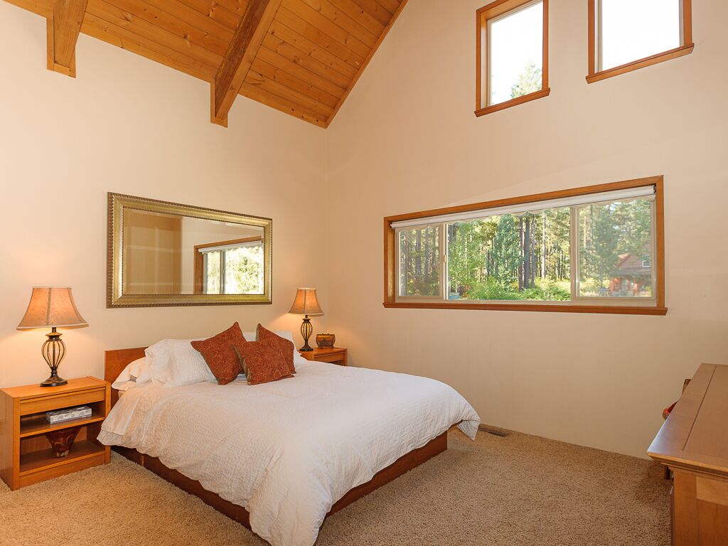 4 bedrooms, desk, iron/ironing board, travel cot