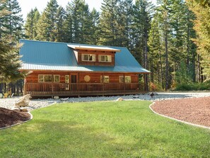 Exterior - Excepional spacious lodge 5 min frm Roslyn slps 12, huge loft, WIFI, Hot Tub,  (Ronald)