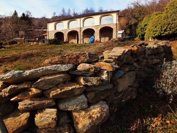 Una estructura de piedra con arcos y una cabina de timonel.
