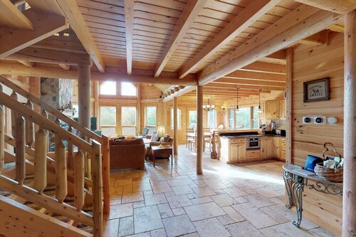 Grand Jay Lodge, Ultimate Log Luxury, Stunning Views, Hot Tub & Sauna, EV Charger, 3D Tour