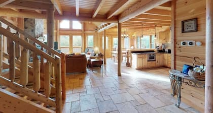 Grand Jay Lodge, Ultimate Log Luxury, Stunning Views, Hot Tub & Sauna, EV Charger, 3D Tour