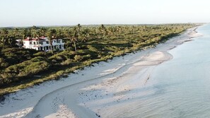 On the beach, sun loungers - "Villa La Siesta", as its name suggests, is to relax in Caribbean style... (Sisal)