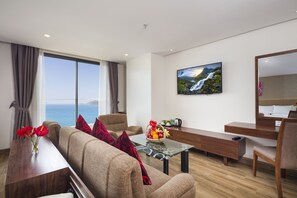 家庭房, 阳台, 海景 | 迷你吧、客房内保险箱、办公桌、遮光窗帘