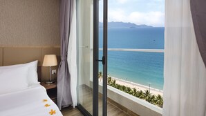 Phòng dành cho gia đình, ban công, quang cảnh biển | Minibar, két bảo mật tại phòng, bàn, màn/rèm cản sáng