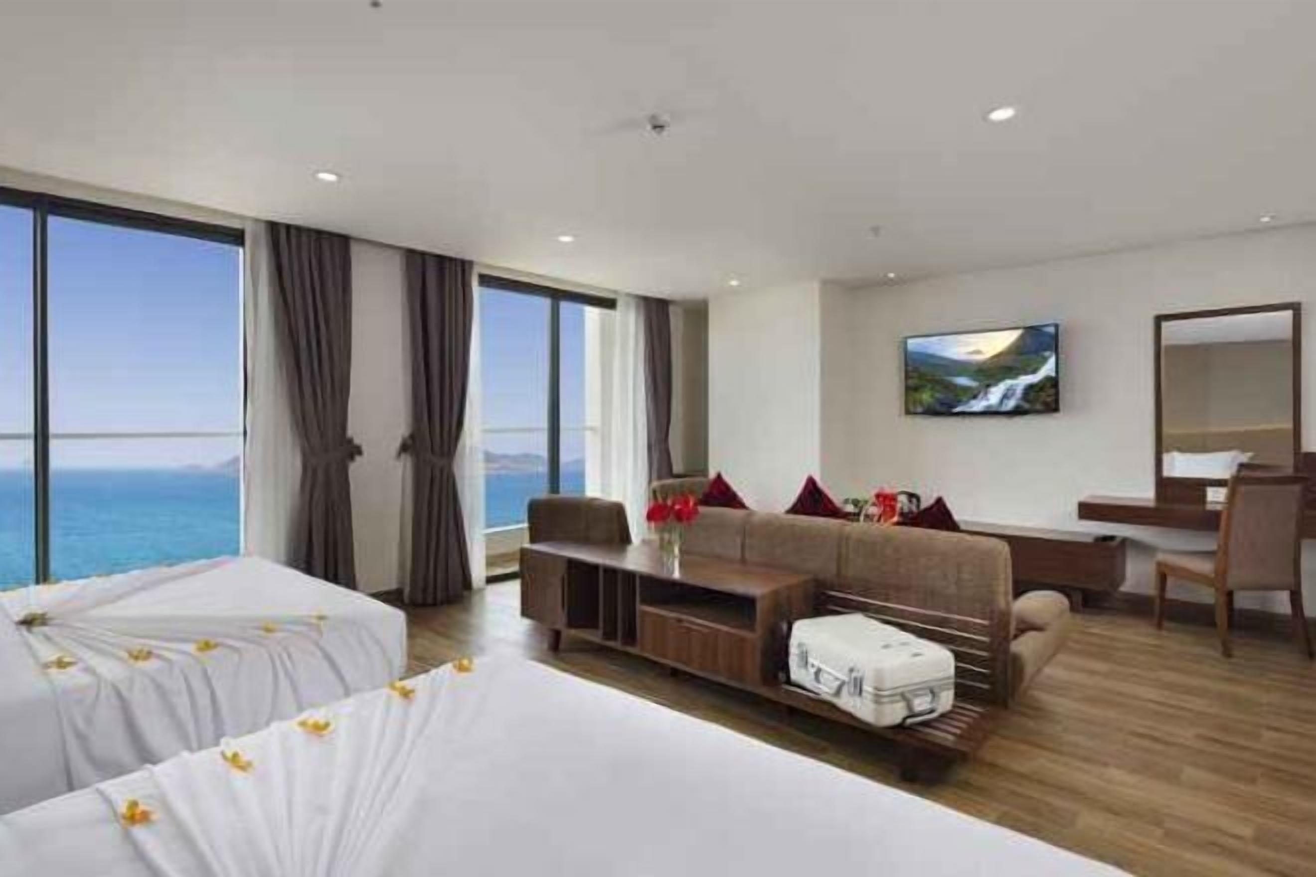 Minibar, värdeförvaringsskåp på rummet och skrivbord