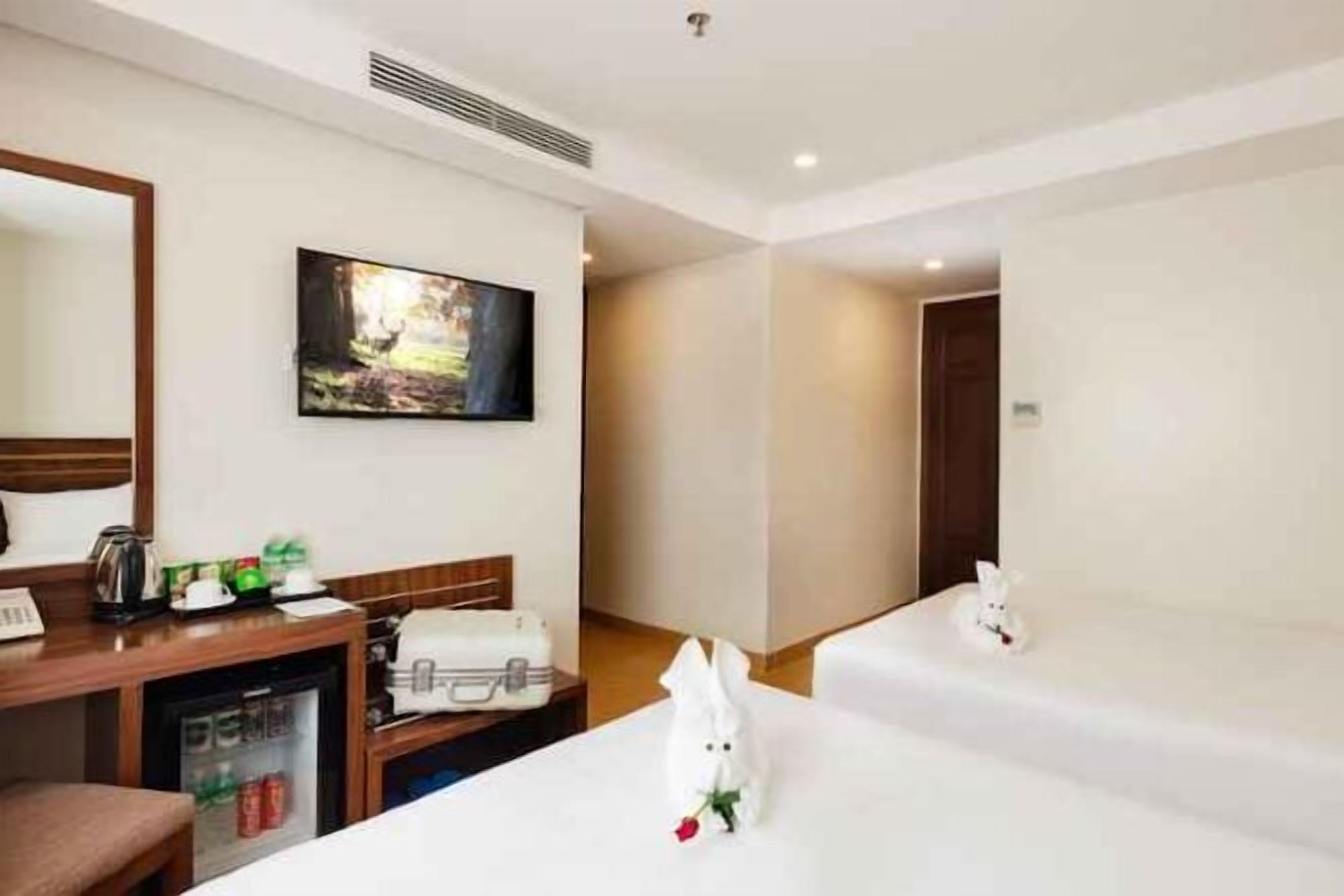 Minibar, värdeförvaringsskåp på rummet och skrivbord