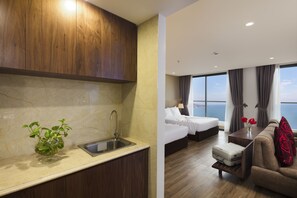 Familiekamer, balkon, uitzicht op zee | Een minibar, een kluis op de kamer, een bureau, verduisterende gordijnen