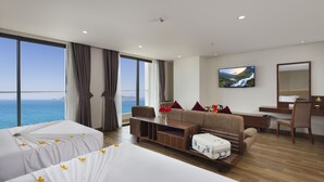 Phòng dành cho gia đình, ban công, quang cảnh biển | Minibar, két bảo mật tại phòng, bàn, màn/rèm cản sáng