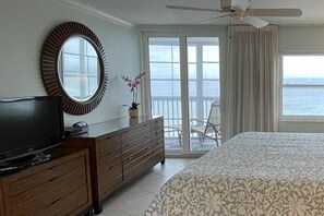 2 bedrooms, desk, WiFi, bed sheets