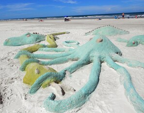 På stranden